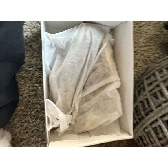 Beautiful tan/brown flower printed pumps with gold heel - Picture 14 of 14